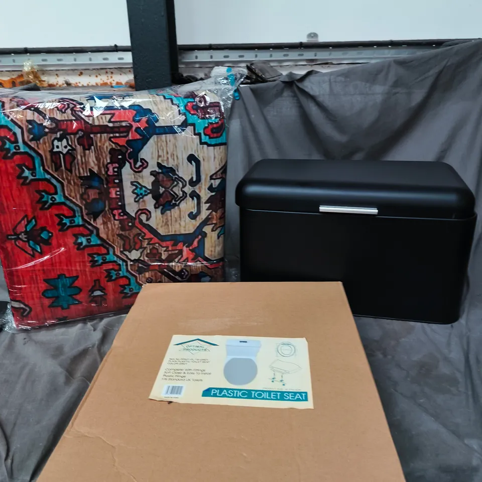 CAGE OF APPROXIMATELY 9 ASSORTED HOUSEHOLD ITEMS TO INCLUDE - PLASTIC TOILET SEAT - BLACK STORAGE TIN AND A MULTI COLOURED FLOOR MAT - COLLECTION ONLY