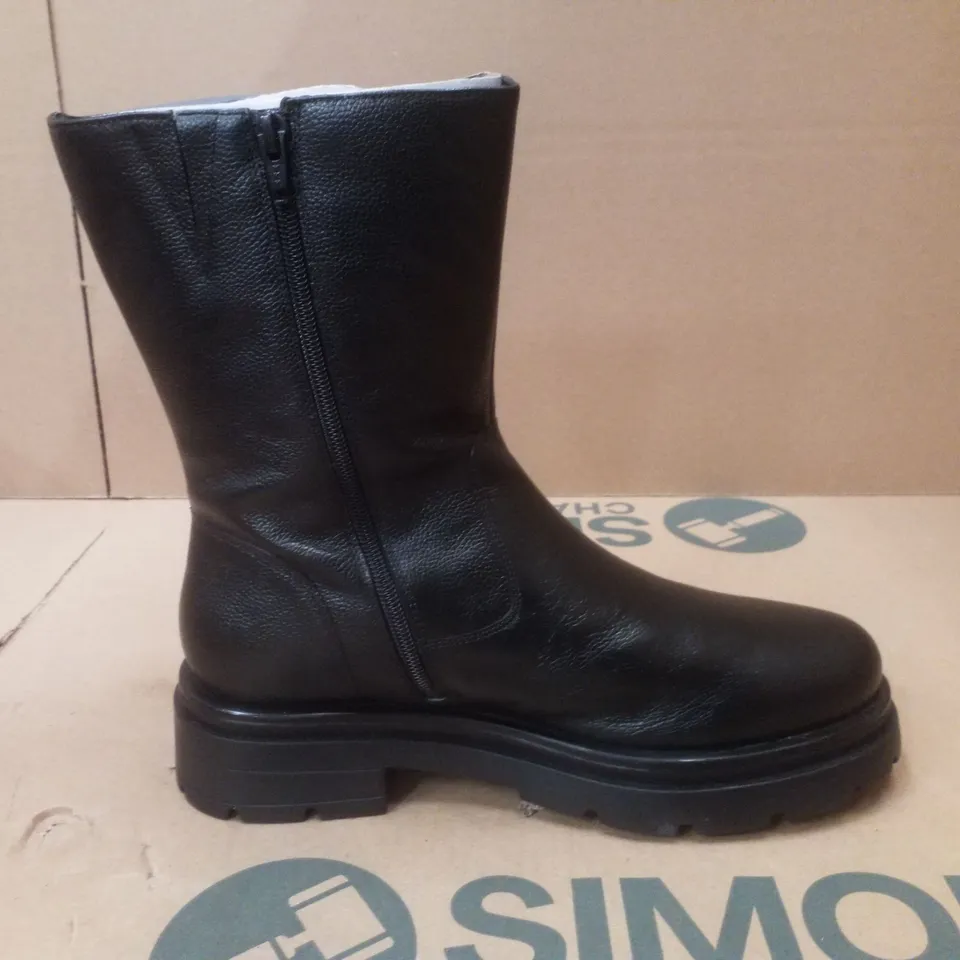 BOX CONTAINING APPROXIMATELY 4 PAIRS OF BRAND NEW SIMPLY BE BLACK BREENER EX WIDE BOOTS - SIZE 8