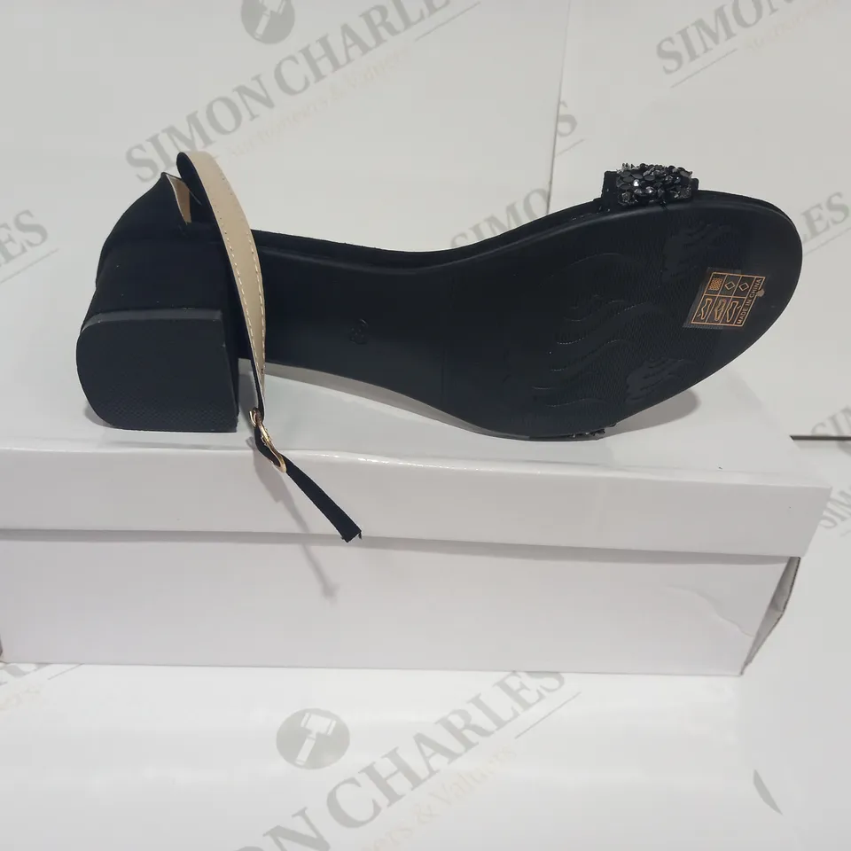 BOXED PAIR OF DESIGNER HEELS IN BLACK WITH JEWELLED EFFECT EU SIZE 38