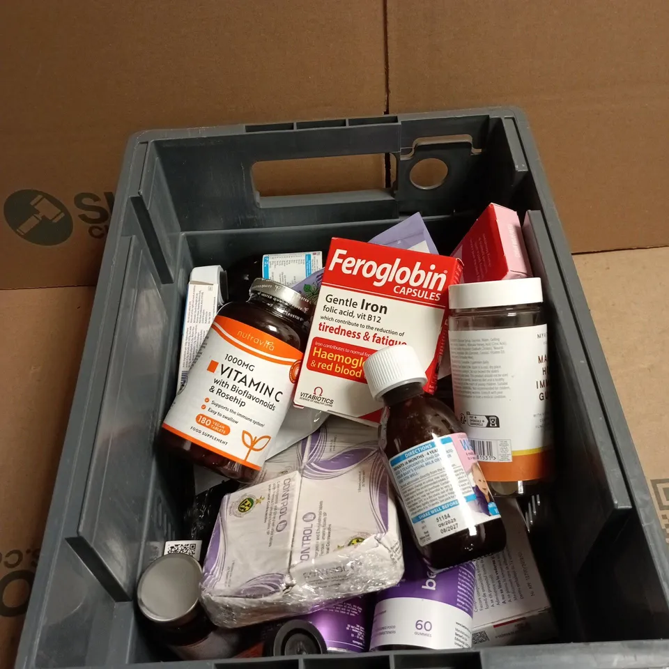 TOTE OF APPROXIMATELY 20 ASSORTED VITAMIN/SUPPLEMENT RELATED ITEMS TO INCLUDE FEROGLOBIN, WELLBABY LIQUID, MANUKA HONEY IMMUNITY GUMMIES, 1000MG VITAMIN C ETC