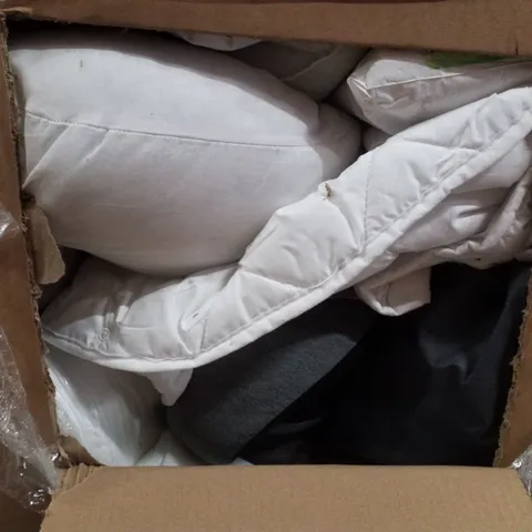 PALLET CONTAINING ASSORTED BEDDING & PILLOWS