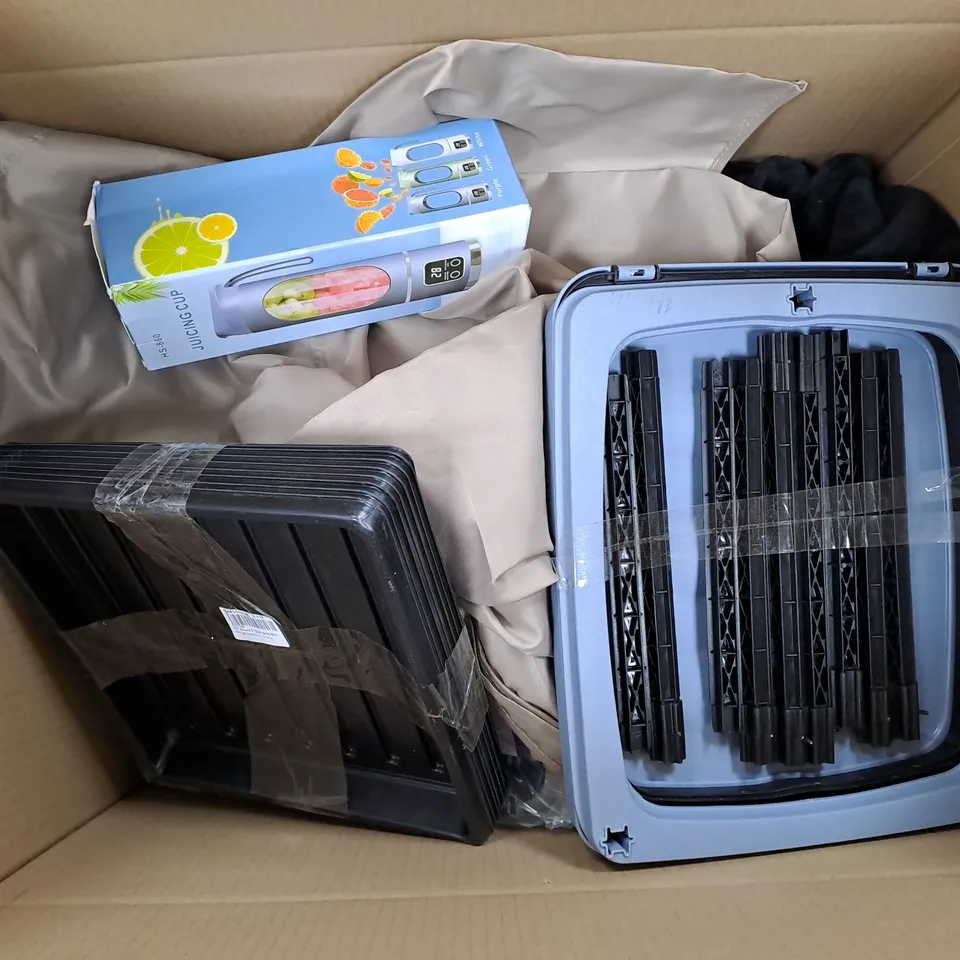 APPROXIMATELY 15 ASSORTED HOUSEHOLD ITEMS TO INCLUDE JUICING CUP, THE FLYING DUTCHMAN BAIT, ROTARY ASHING LINE, ETC - COLLECTION ONLY