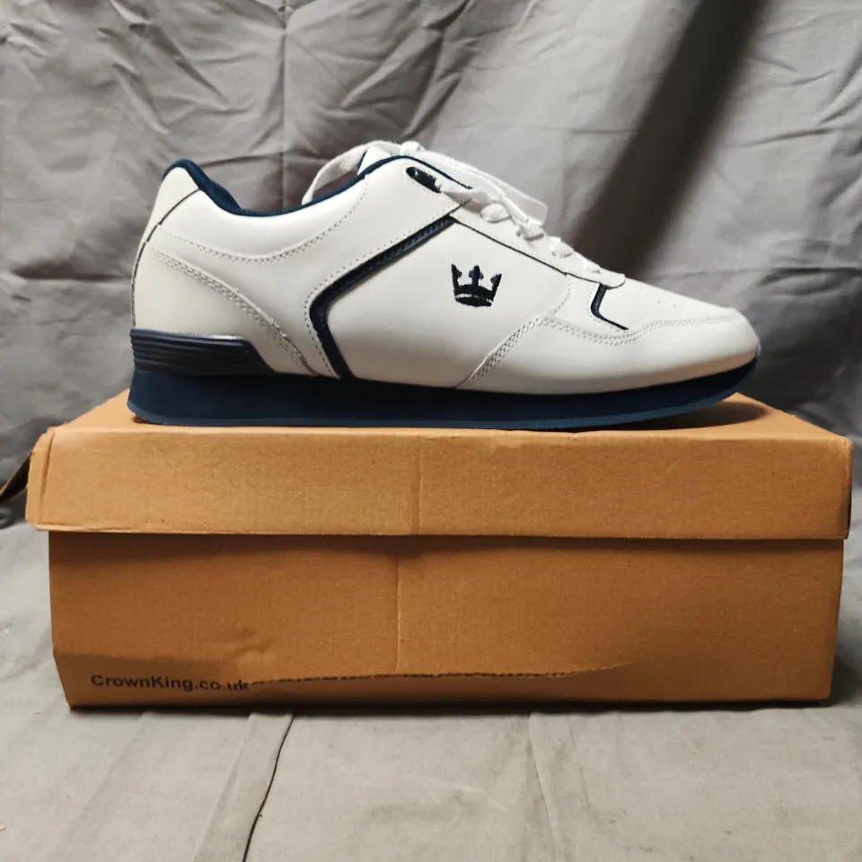 BOXED PAIR OF CROWN KING LEATHER LACE UP TRAINERS IN WHITE/NAVY UK 10