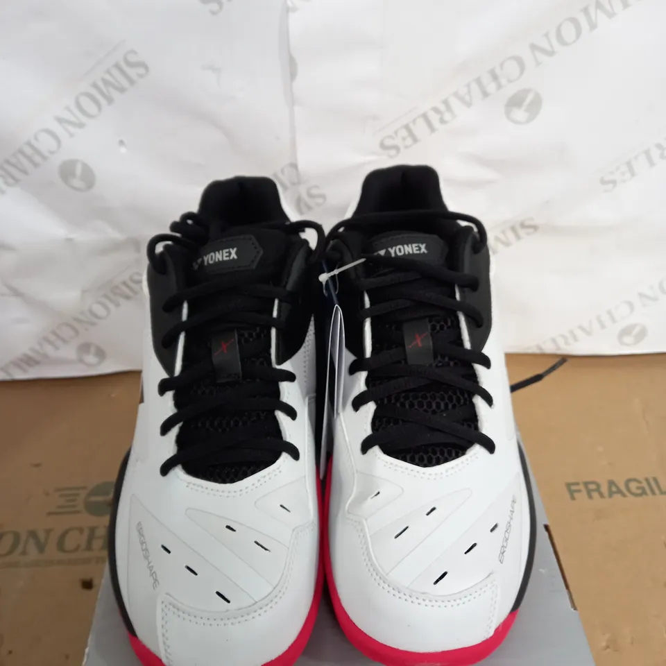 YONEX POWER CUSHON 65 X TRAINERS SIZE 8.5