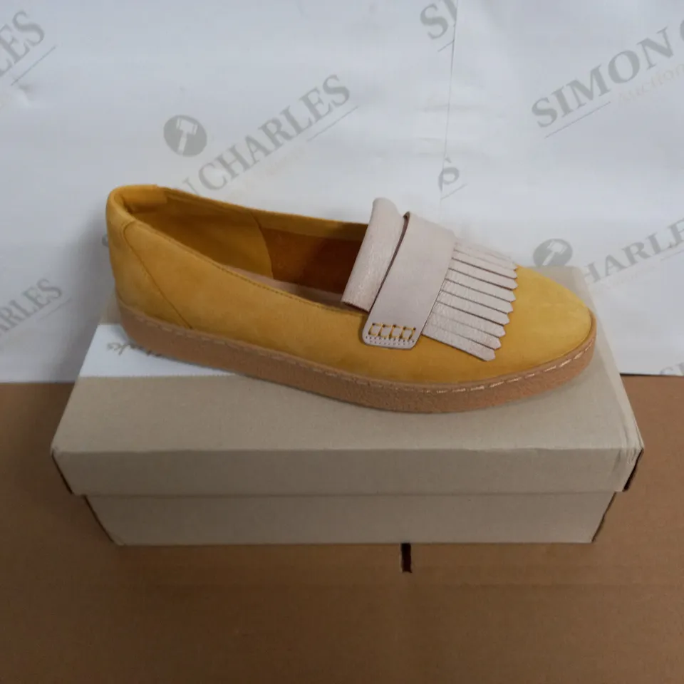 BOXED PAIR OF CLARKS YELLOW SHOES SIZE 6.5D