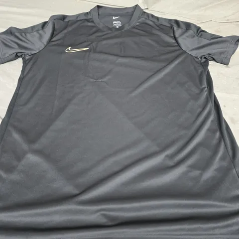 NIKE PLAIN LOGO T-SHIRT, BLACK/GOLD - UK SIZE XL