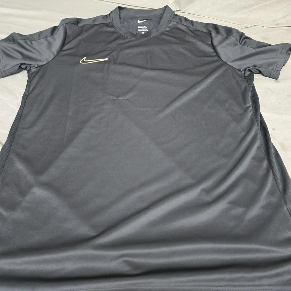 NIKE PLAIN LOGO T-SHIRT, BLACK/GOLD - UK SIZE XL