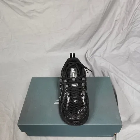 NEW BALANCE BLACK TRAINERS β MENβS, ON NB BOX UK4