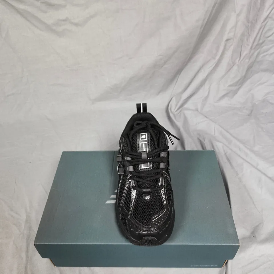 NEW BALANCE BLACK TRAINERS – MEN’S, ON NB BOX UK4