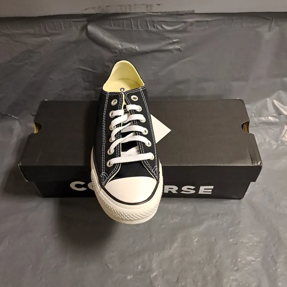 BOXED PAIR OF CONVERSE WIDE SHOES IN BLACK/WHITE SIZE MENS UK 6