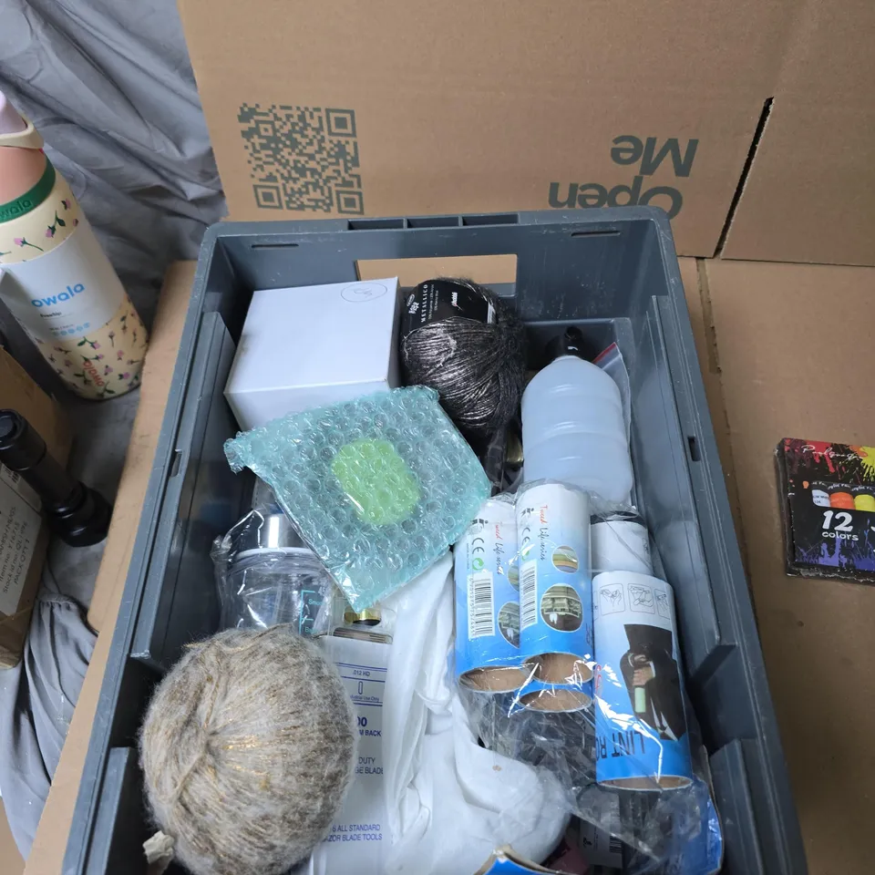 TOTE OF APPROXIMATELY 14 ASSORTED ITEMS TO INCLUDE: ACRYLIC PAINT