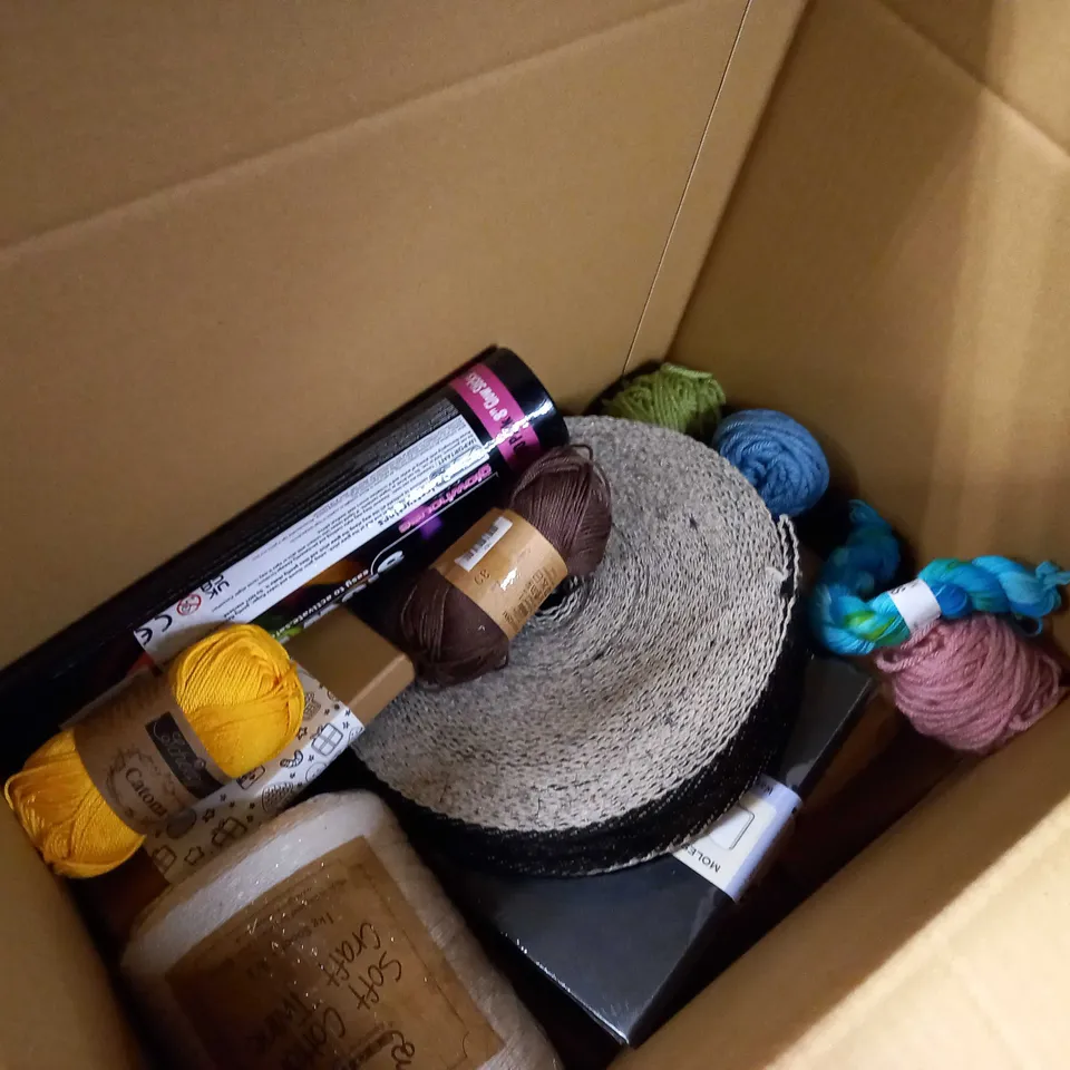 LOT OF APPROX 15 ASSORTED CRAFT RELATED ITEMS TO INCLUDE: CANVAS PANELS, SKETC BOOK, YARN