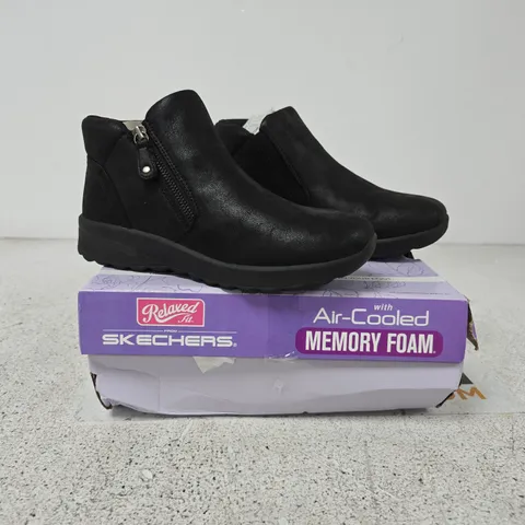 BOXED PAIR OF SKECHERS SHOES IN BLACK SIZE UK 5