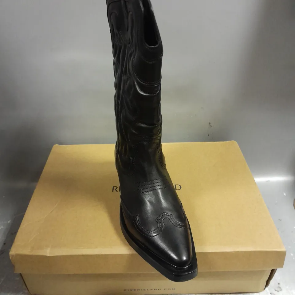 BOXED PAIR OF RIVER ISLAND HORACE BOOTS IN BLACK SIZE UK 6