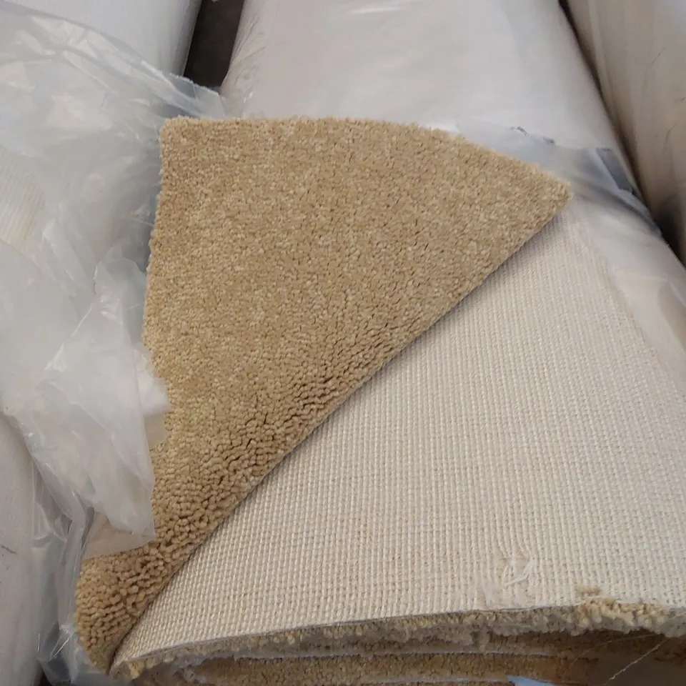 ROLL OF QUALITY EC AURA SAND DUNE CARPET // SIZE: APPROX 4 X 4m