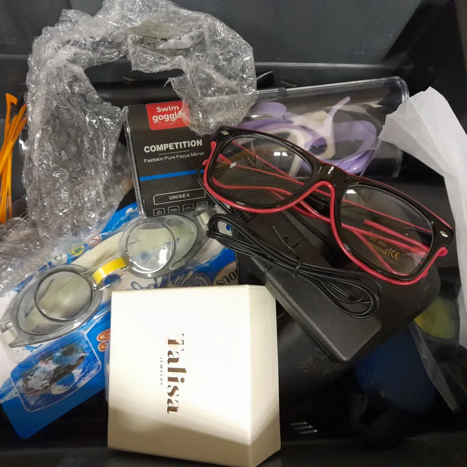 BOX OF APPROXIMATELY 20 ASSORTED JEWELLERY ITEMS & GLASSES TO INCLUDE RINGS, INHALER COVER, SUNGLASSES ETC  