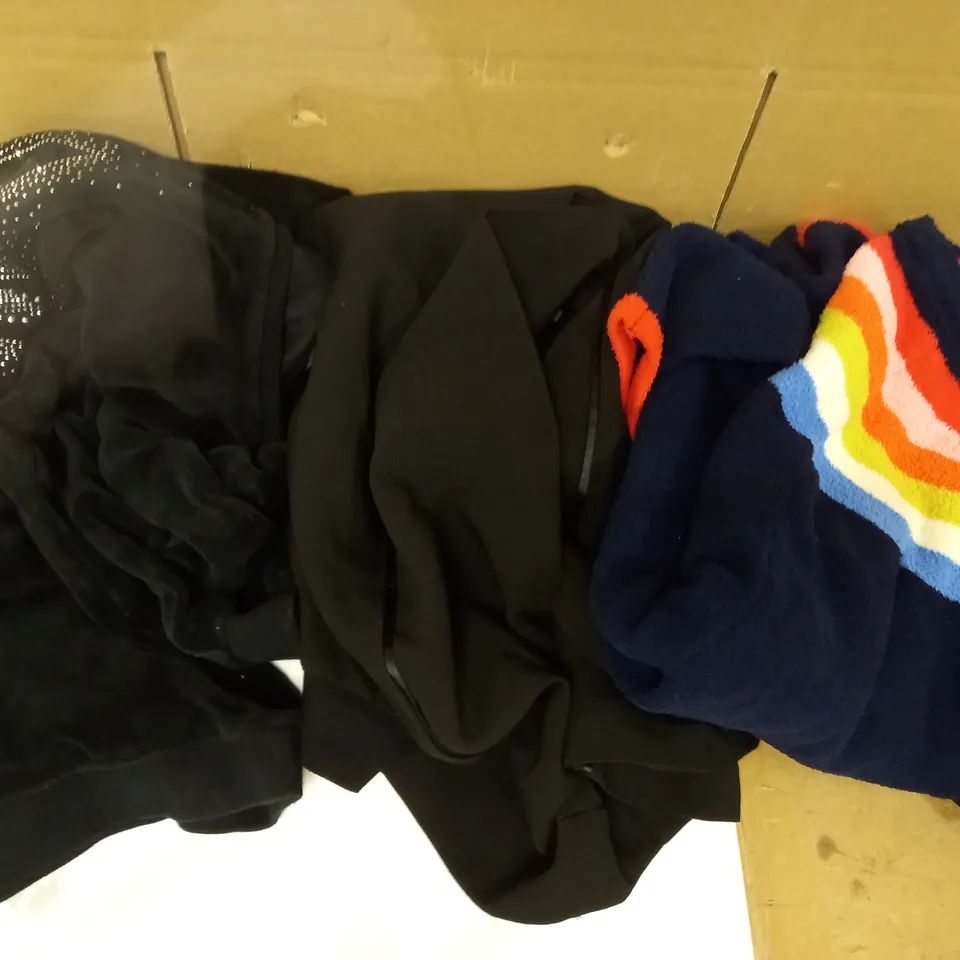 BOX OF APPROXIMATELY 10 ASSORTED HOUSEHOLD ITEMS TO INCLUDE DESIGNER NAVY JUMPER UK SIZE 14, DESIGNER STAR STUDDED TOP IN BLACK, DANNI CIGARTE TROUSERS IN BLACK, ETC