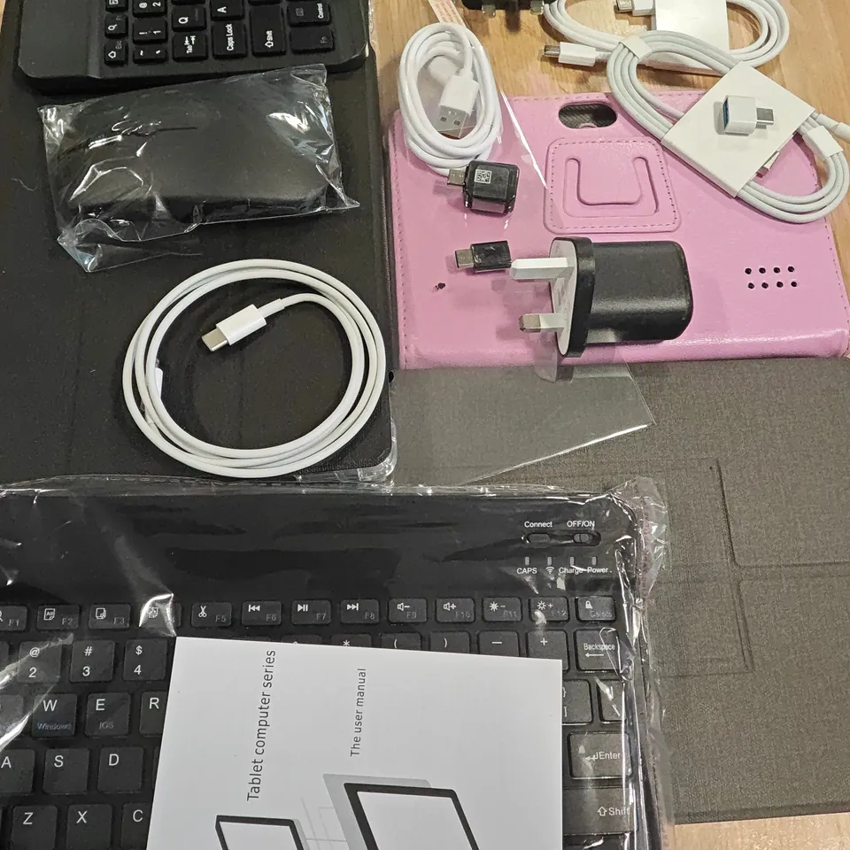 LOT OF ASSORTED TECH ACCESSORIES TO INCLUDE CHARGE CABLES, DETACHABLE KEYBOARD AND POWER ADAPTERS 