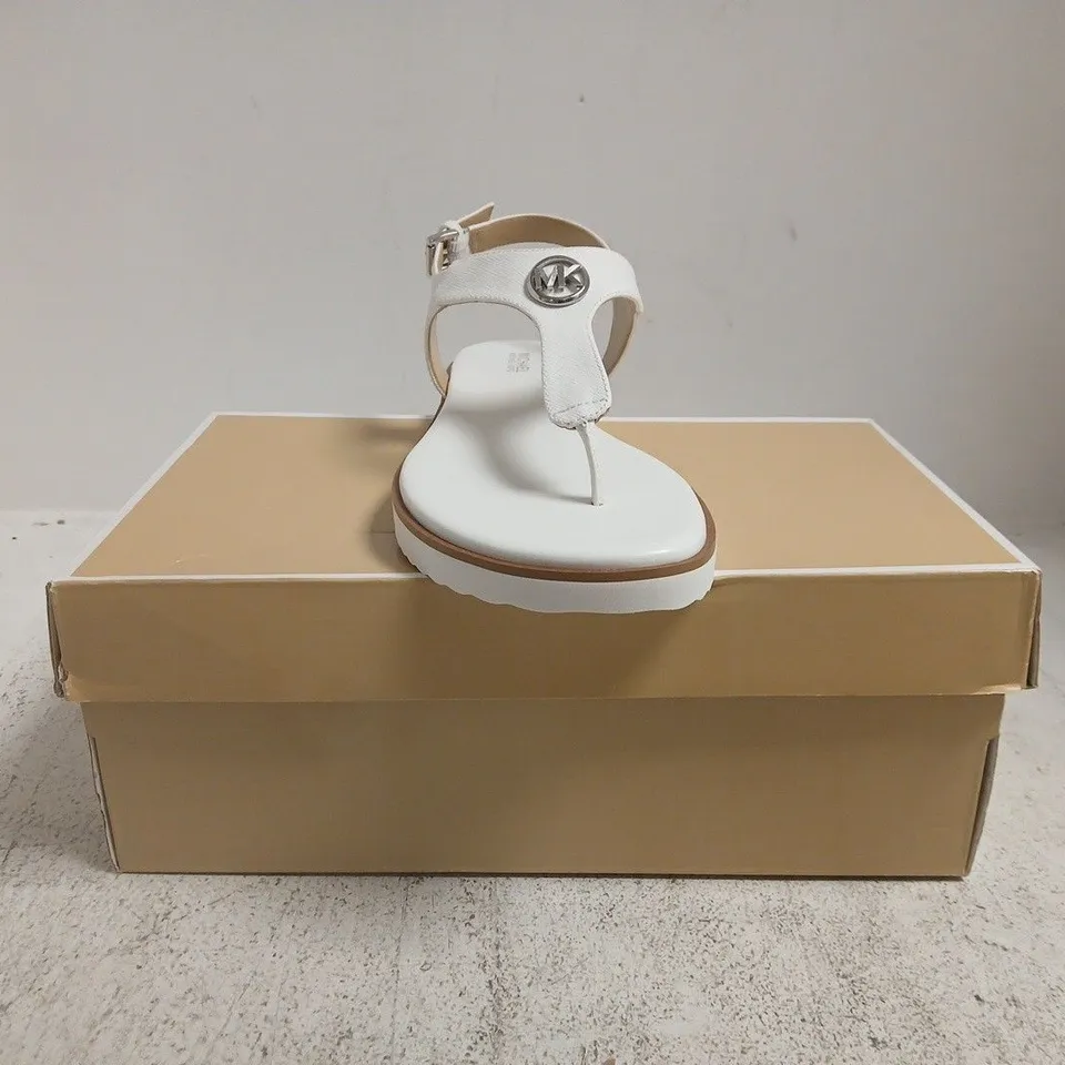 BOXED PAIR OF MOCHAEL KORS TOE-POST FLAT SANDALS IN WHITE SIZE 8