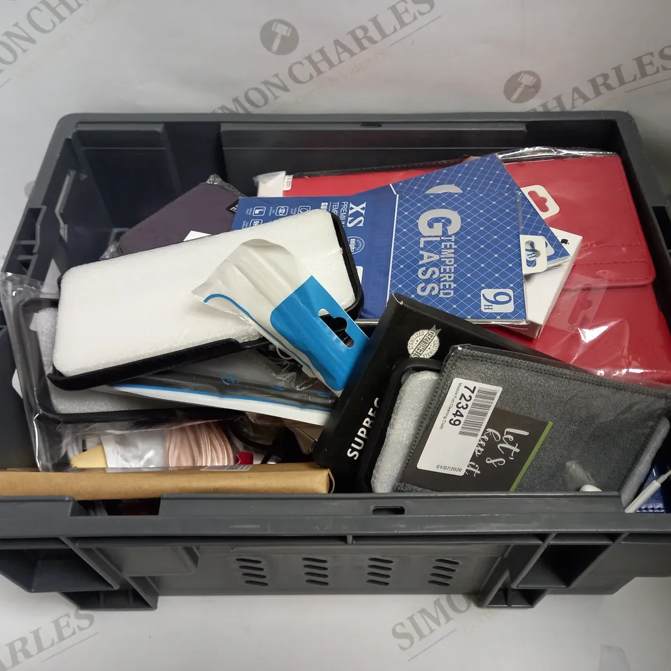 LOT OF APPROXIMATELY 20 ASSORTED PHONE ACCESSORIES AND ELECTRICALS TO INCLUDE GEAR GEEK WIRELESS EARBUDS, MULTIPLE DIFFERENT PHONE CASES FOR VARYING PHONE AND MODELS, LIGHTING TO USB CABLES, ETC