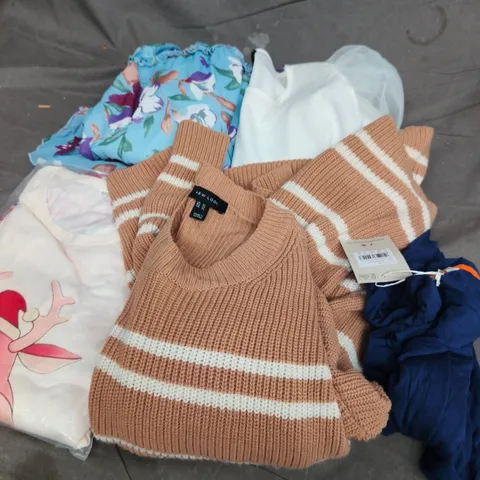APPROXIMATELY 25 ASSORTED CLOTHING ITEMS IN VARIOUS SIZES, STYLES & COLOURS TO INCLUDE BRANDS SUCH AS NEW LOOK, CYBERJAMMIES, PINK VANILLA, ETC - COLLECTION ONLY