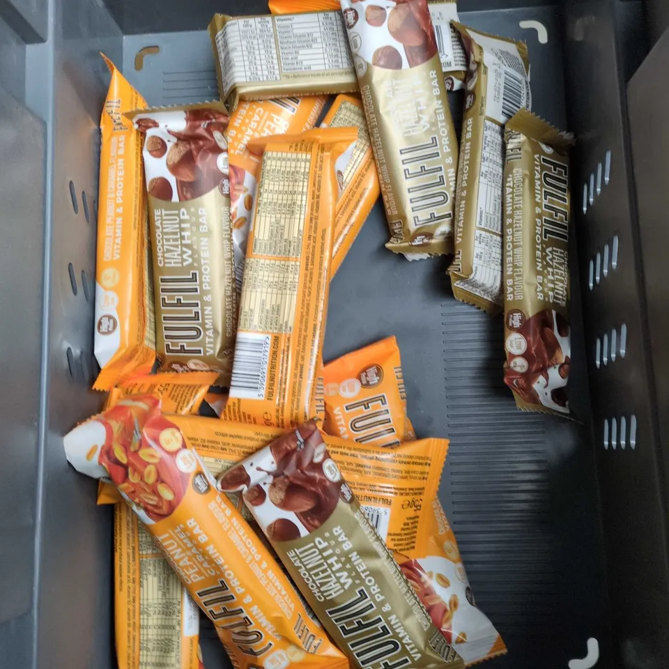 TOTE OF APPROXIMATELY 10 FULFILL VITAMIN AND PROTEIN BARS