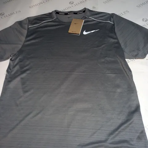 NIKE LOGO RUNNNG T-SHIRT SIZE M 