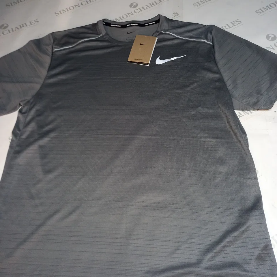 NIKE LOGO RUNNNG T-SHIRT SIZE M