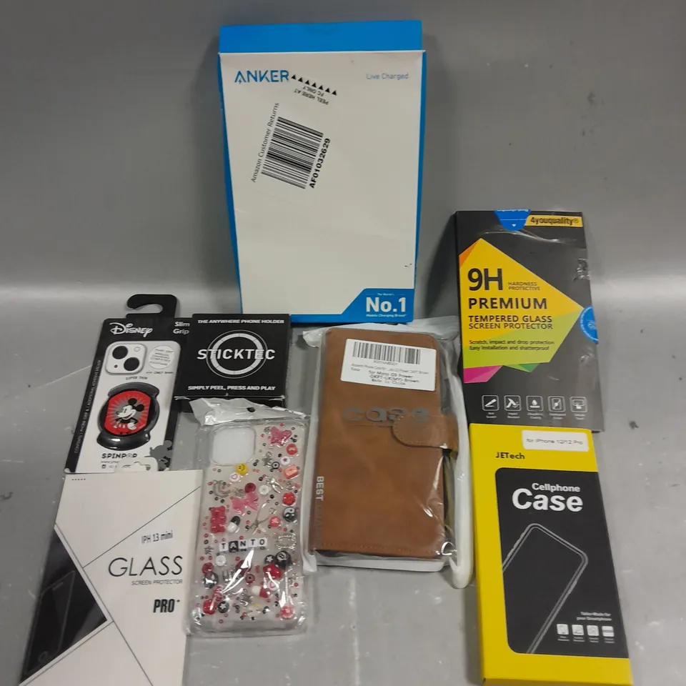 APPROXIMATELY 30 ASSORTED SMARTPHONE ACCESSORIES TO INCLUDE PROTECTIVE CASES, SCREEN PROTECTORS, CHARGING CABLES ETC 