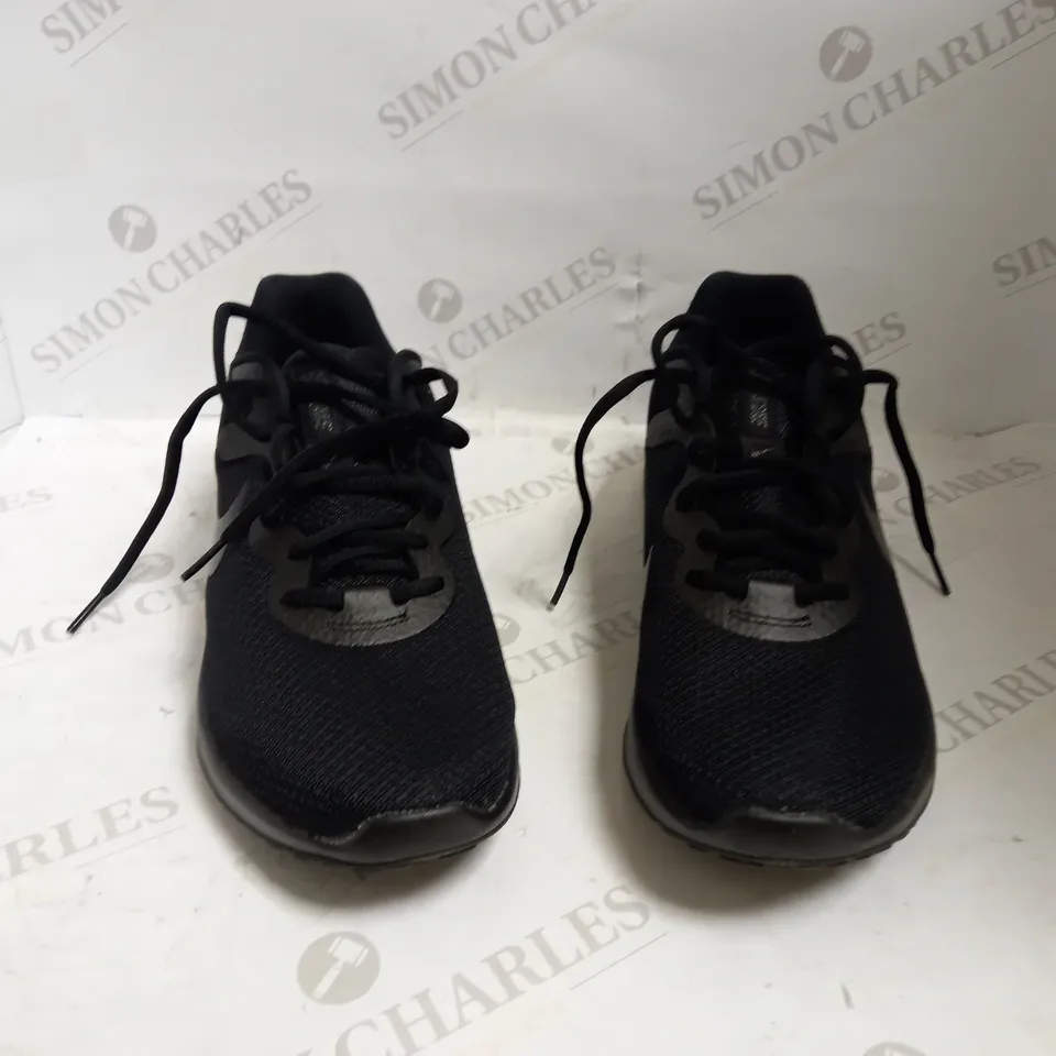NIKE REVOLUTION 6 NN BLACK/SMOKE GREY - SIZE UK 10