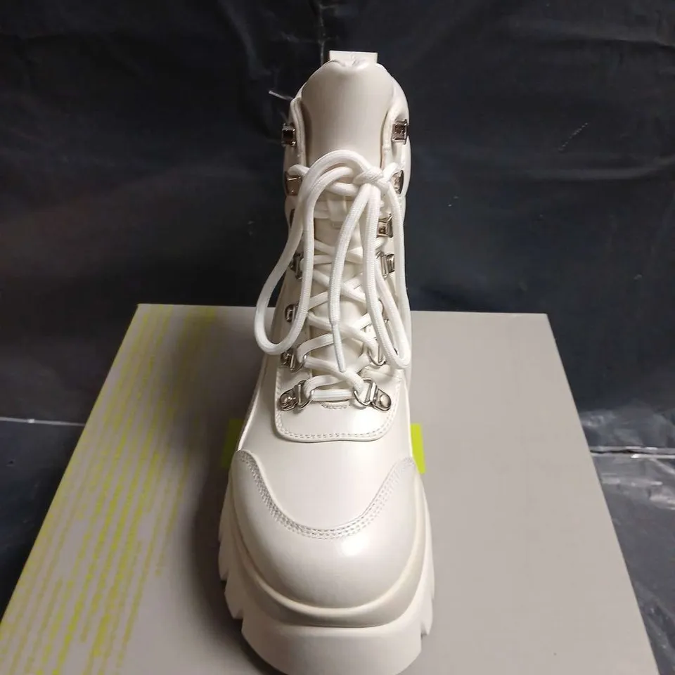 BOXED PAIR OF KOI GOOEY WHITE PLATFORM BOOTS – UK SIZE 3 