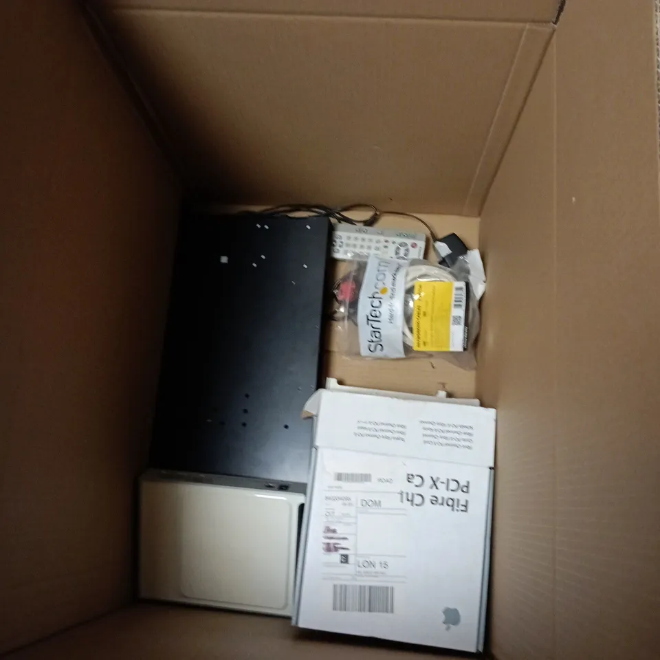 BOX OF APPROXIMATELY 6 ASSORTED ITEMS INCLUDING NETGEAR ROUTER AND NETWORKING CABLES 