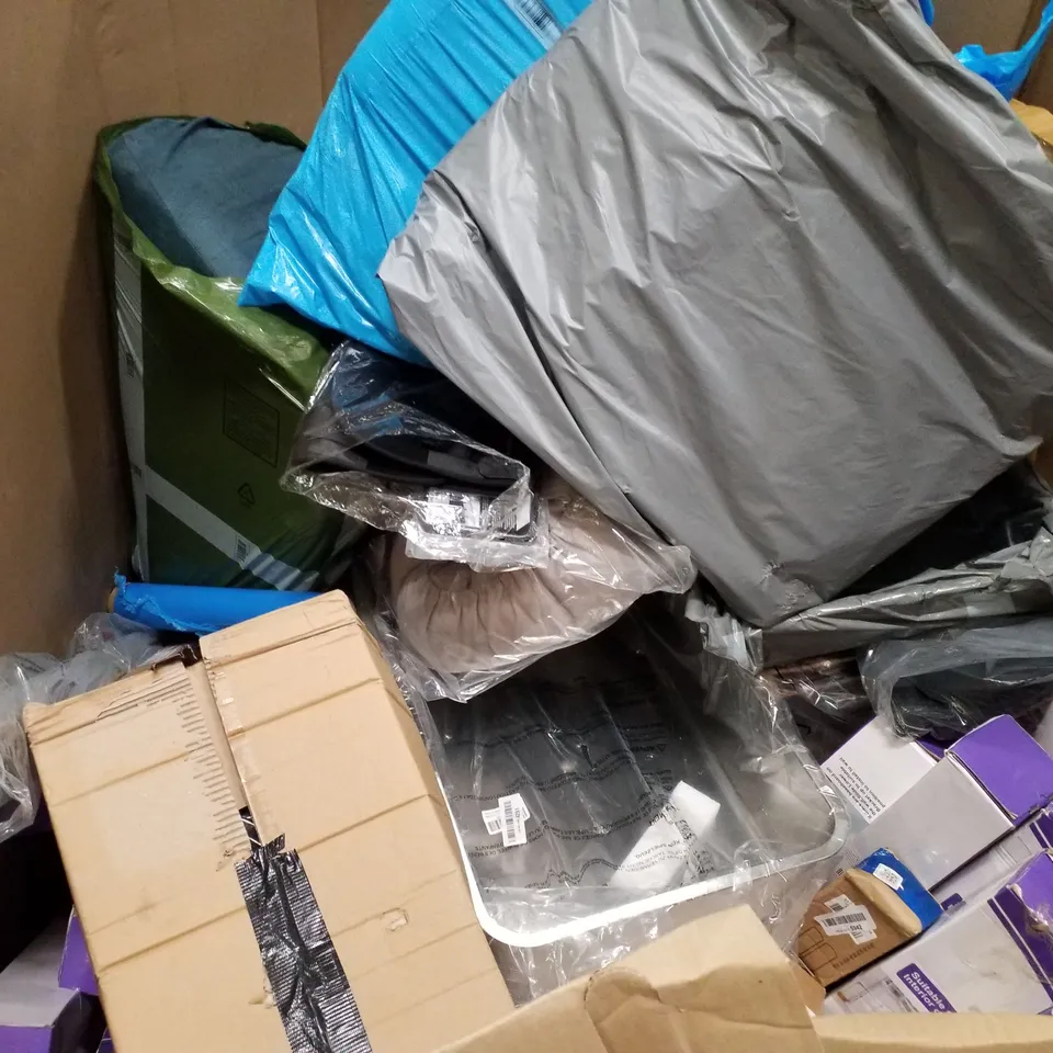 PALLET OF ASSORTED PRODUCTS INCLUDING TOILET SEAT, SET OF CHOPPING BOARDS, RETRACTABLE SAFETY GATE, CAT LITTER BOX, MOTORCYCLE HELMET