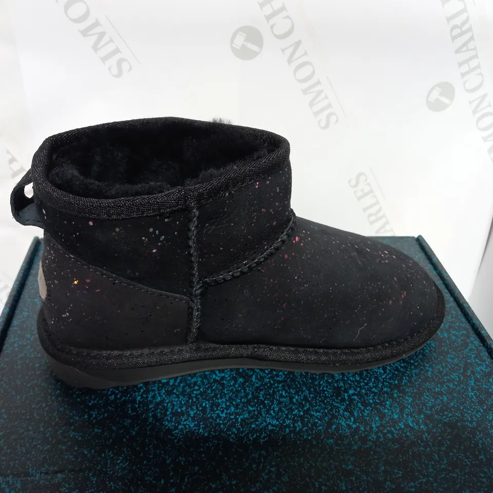 BOXED PAIR OF BLACK/COLOUR SPLASH BOOTS  - SIZE 4