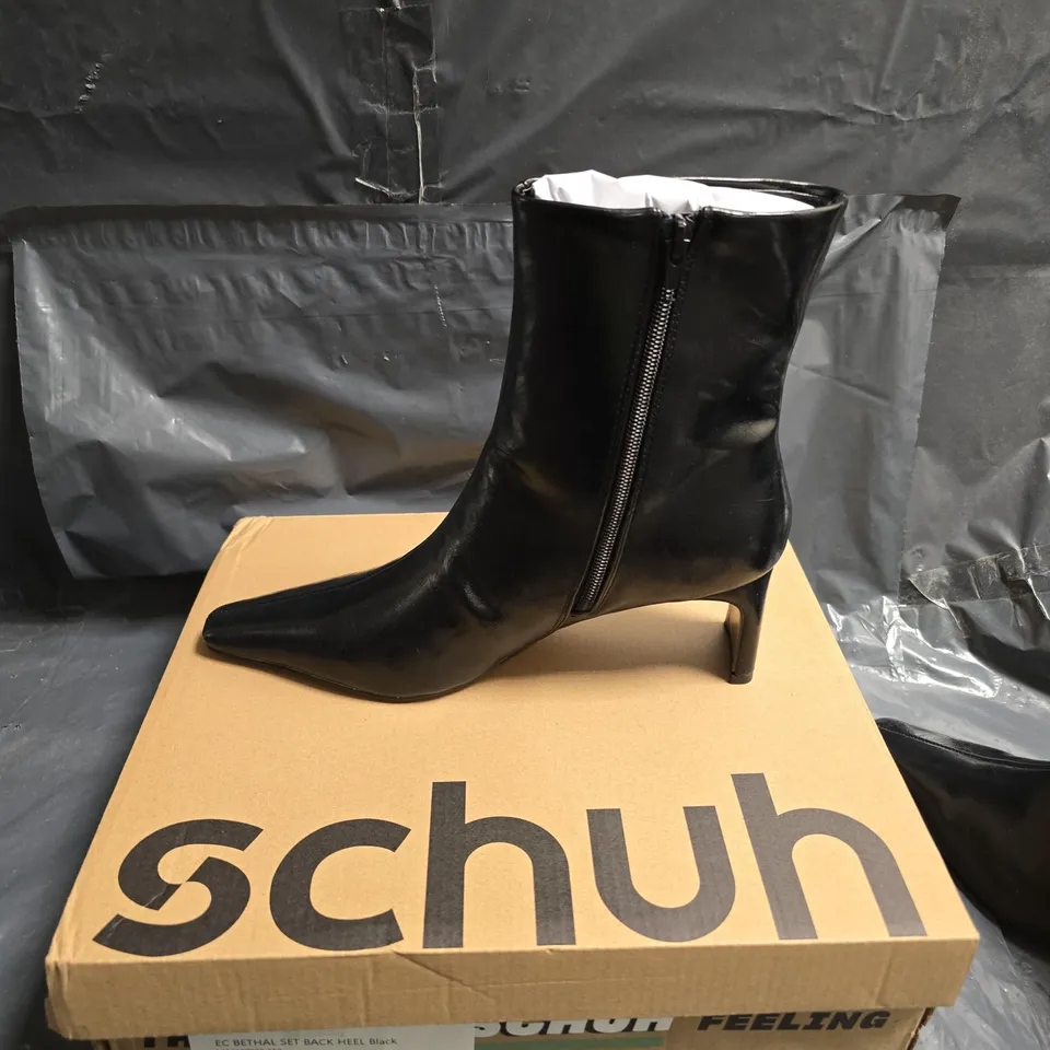 SCHUH WOMEN'S BLACK LEATHER ANKLE BOOTS WITH SIDE ZIP – BOXED SIZE 5