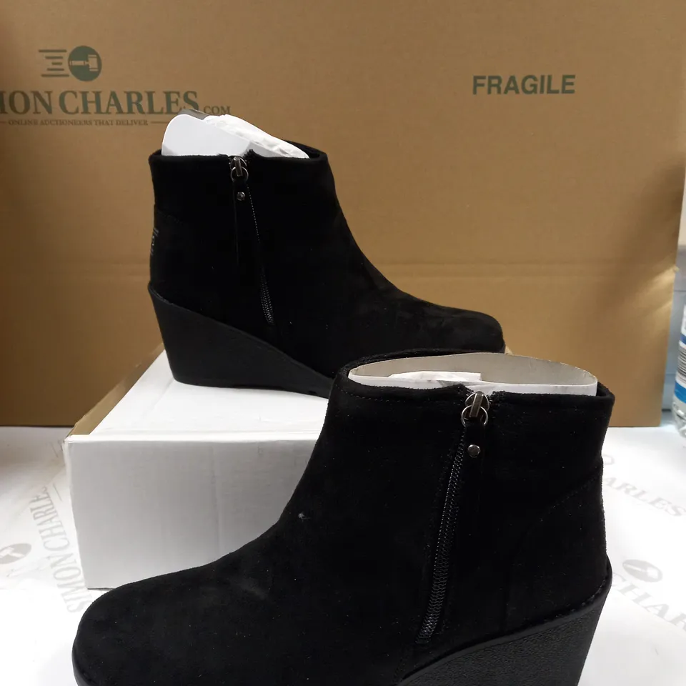 PAIR OF BOB'S SKECHERS TUMBLE WEED BOOTS BLACK - SIZE 7