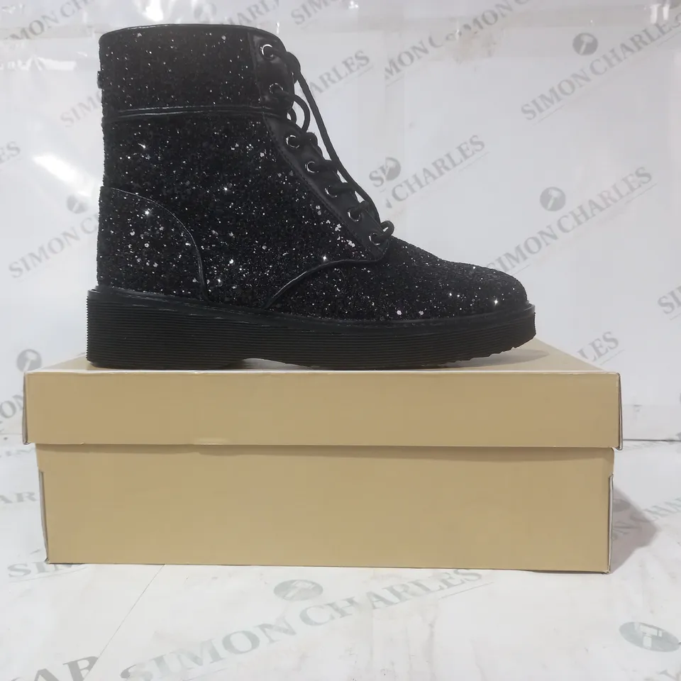 BOXED PAIR OF MICHAEL KORS ANIYA LUG BOOTIES IN BLACK W. GLITTER EFFECT US SIZE 8.5