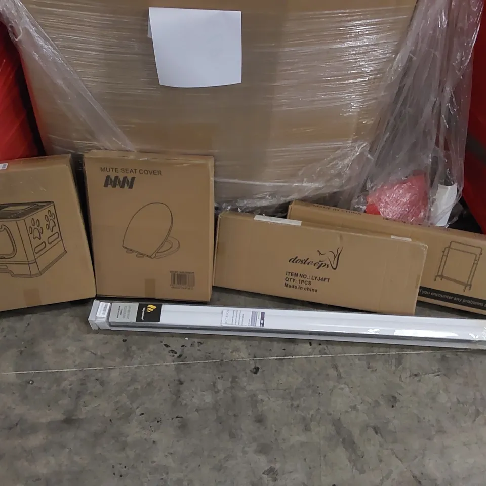 PALLET OF ASSORTED ITEMS INCLUDING: CLOTHES RAIL, ROLLER BLINDS, KITTEN LITTER BOX, TOILET SEAT COVER