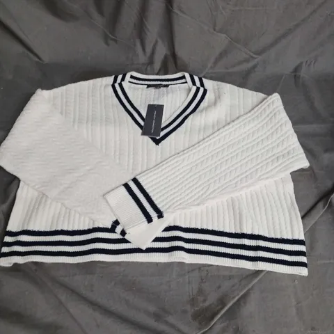 FRENCH CONNECTION BABYSOFT CABLE V NECK JUMPER IN WHITE/BLUE SIZE M