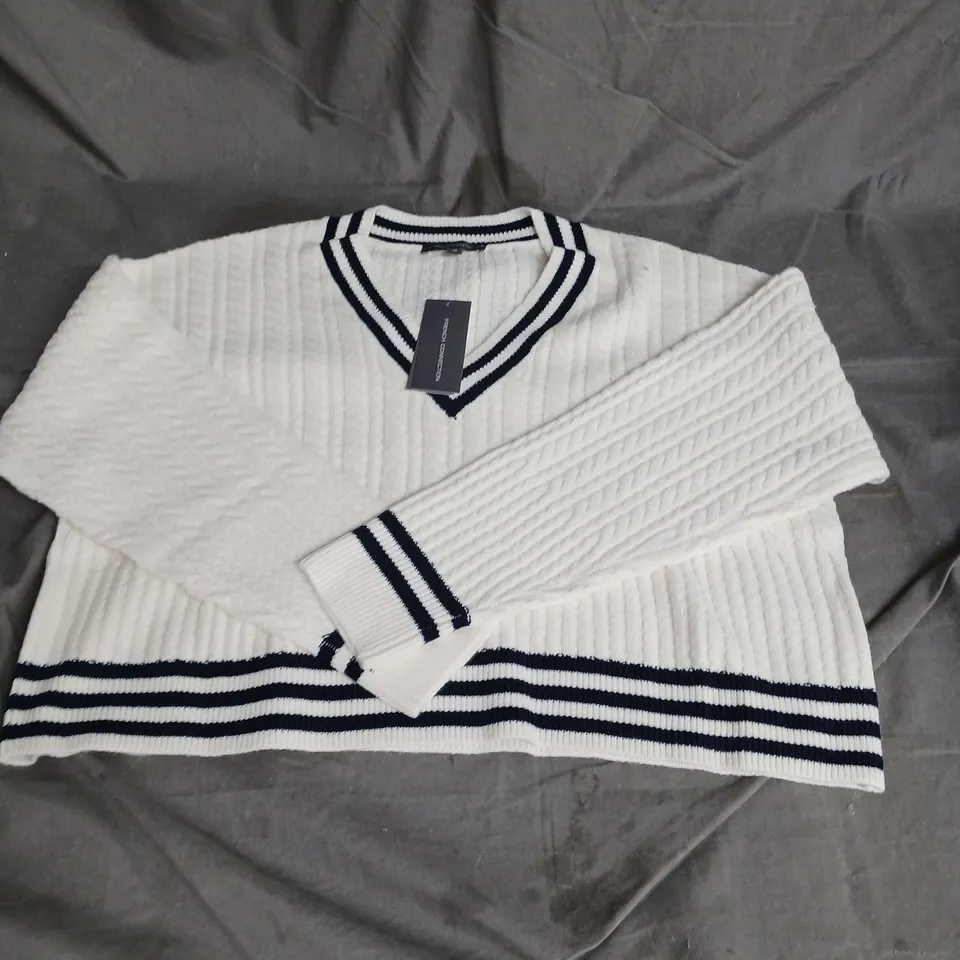 FRENCH CONNECTION BABYSOFT CABLE V NECK JUMPER IN WHITE/BLUE SIZE M