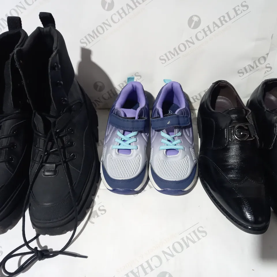 BOX OF APPROXIMATELY 5 ASSORTED PAIRS OF SHOES IN VARIOUS STYLES AND SIZES TO INCLUDE ZARA, CXL, ETC