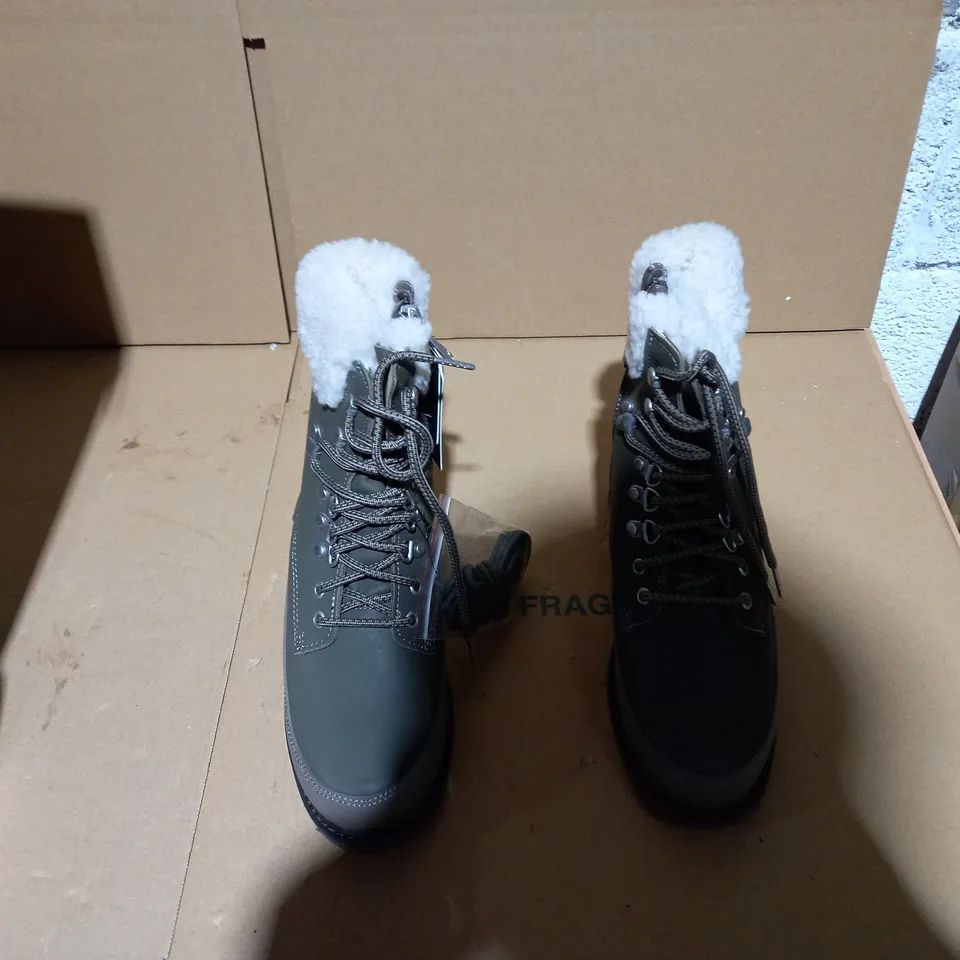 EMU AUSTRALIA OKAB DARK OLIVE BOOT SIZE 5 