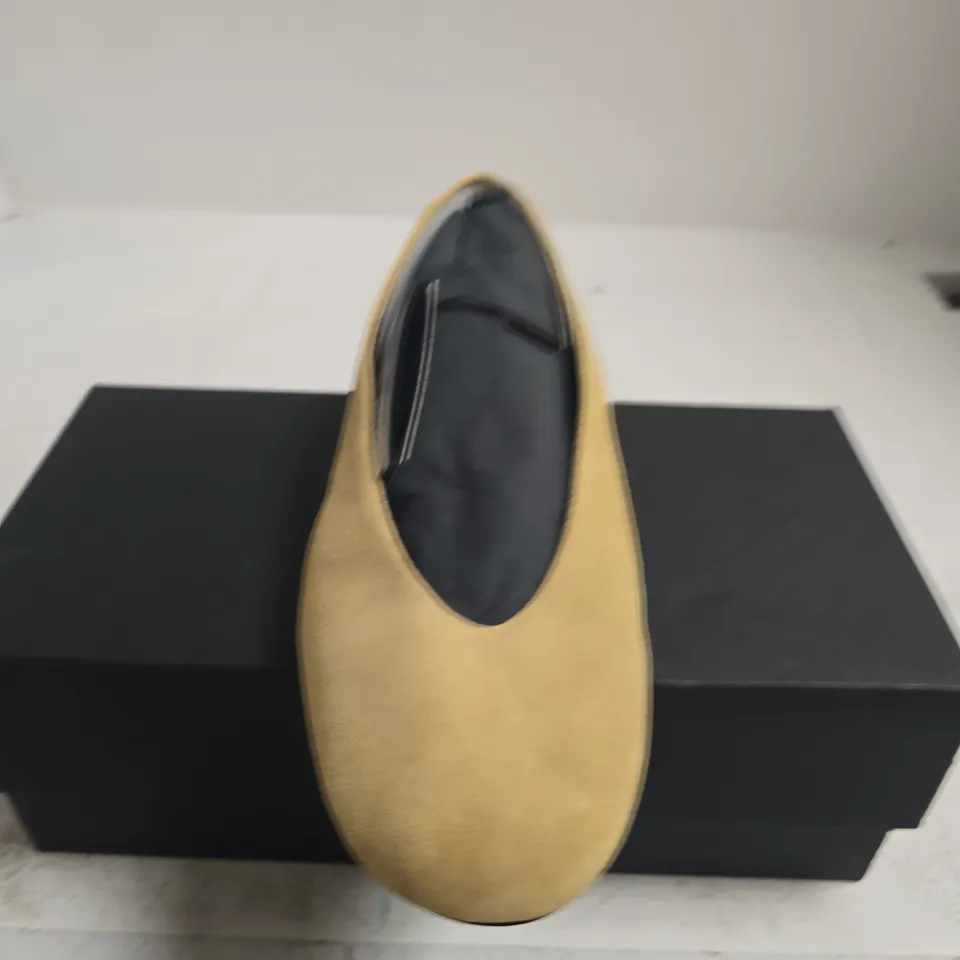 BOXED PAIR OF MASSIMO DUTTI WOMEN'S MUSTARD SUEDE BALLET FLATS – UK 5 (EU 38)