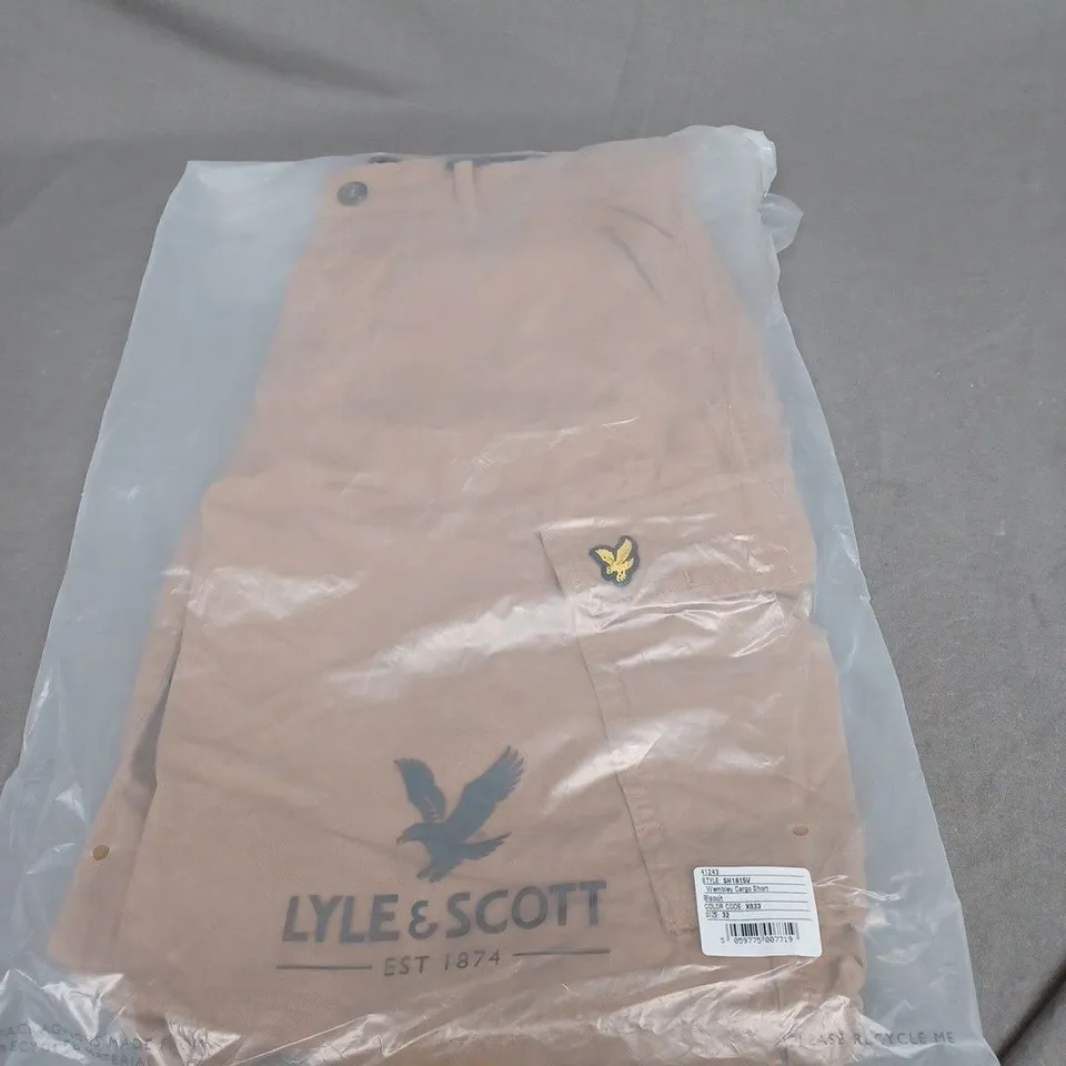 BAGGED LYLE AND SCOTT WEMBLEY CARGO SHORTS SIZE W32