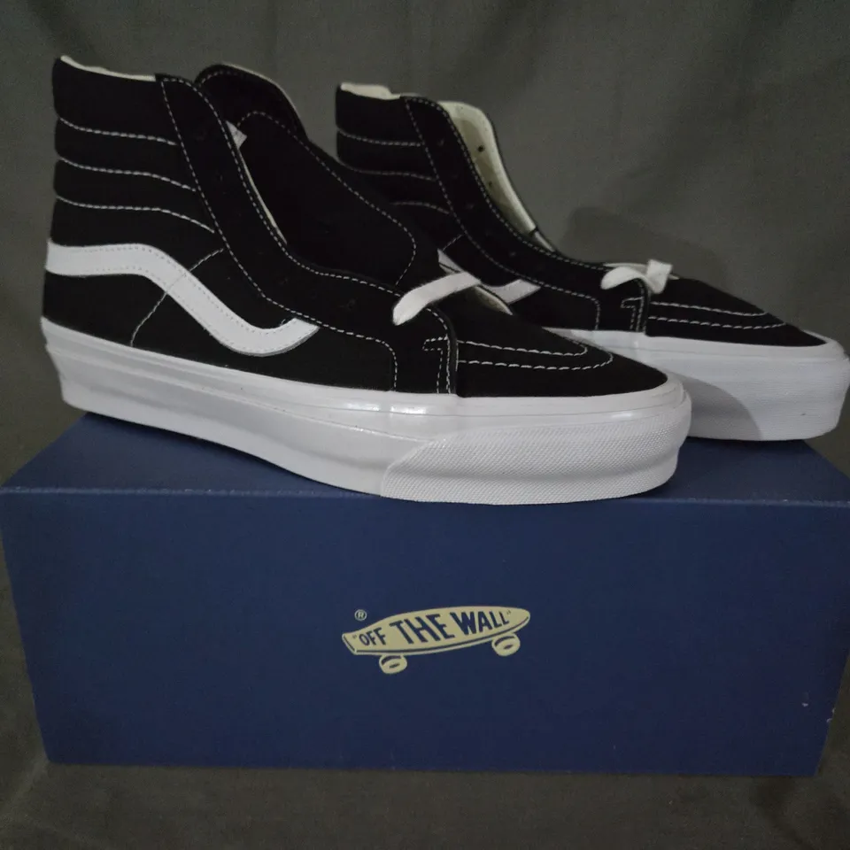 BOXED PAIR OF VANS SK8-HI REISSUE 38 SHOES IN BLACK/WHITE UK SIZE 7.5