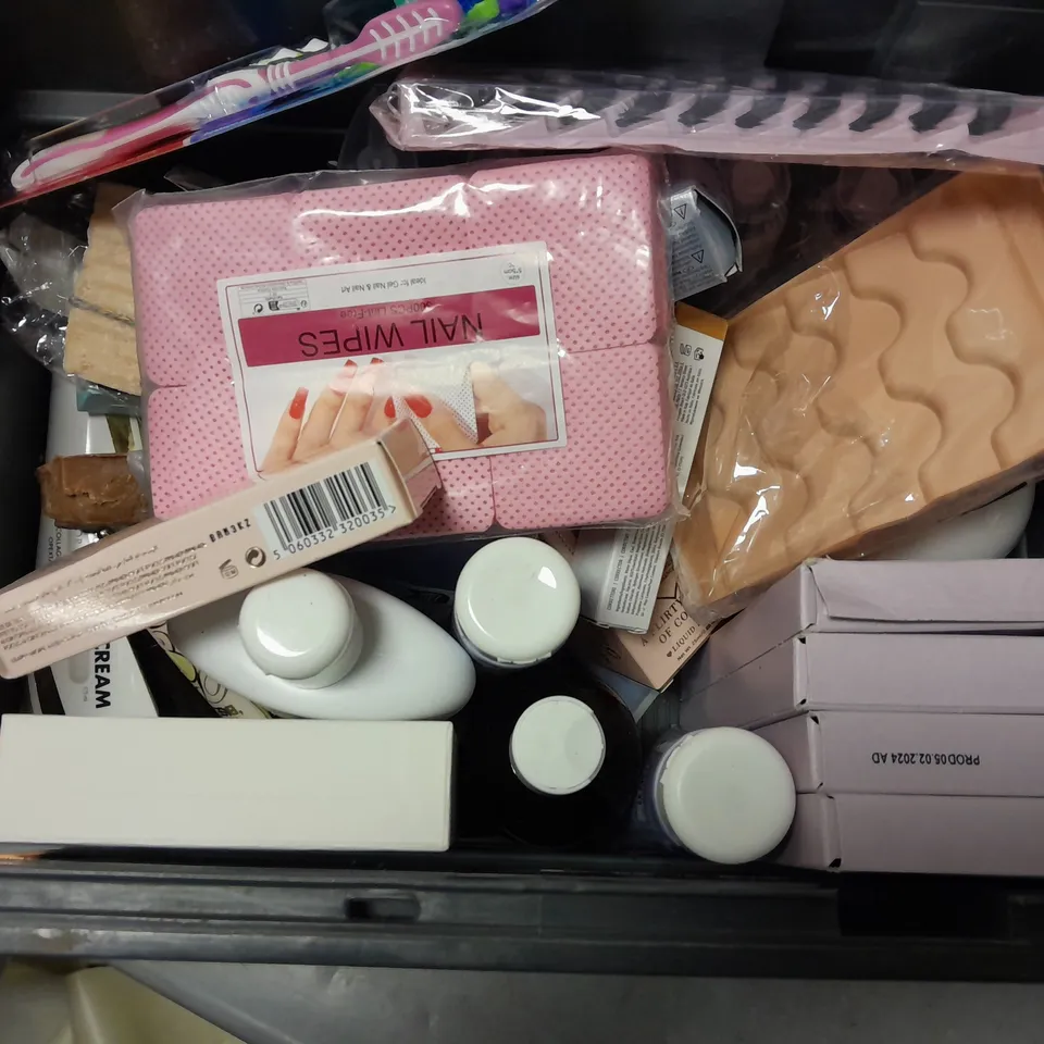 APPROXIMATELY 20 ASSORTED COSMETICS ITEMS TO PLOUISE LASHES, WELLA BLONDOR PLEX CREAM TONER, BOOTS BABY HEAD TO TOE WASH, ETC