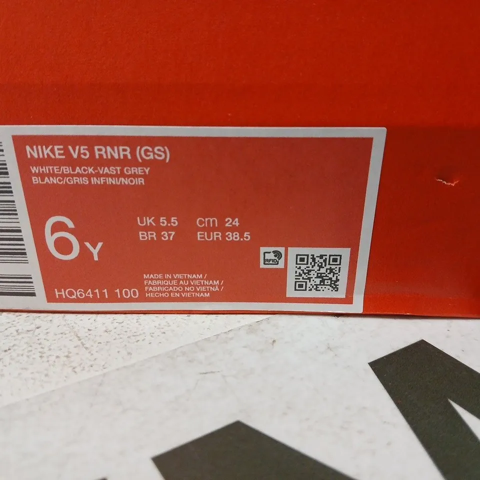 BOXED PAIR OF NIKE V5 RNR (GS) YOUTH TRAINERS – UK 5.5