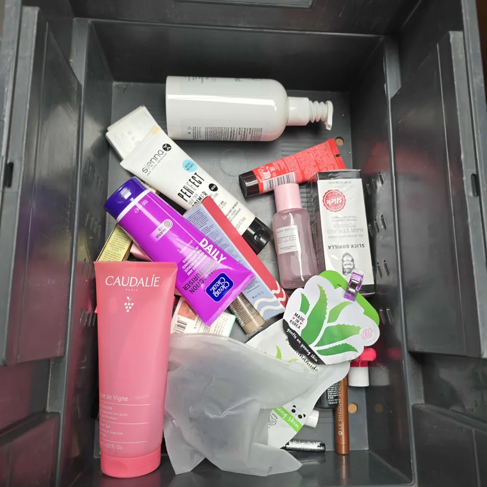 APPROXIMATELY 20 ASSORTED HEALTH & BEAUTY PRODUCTS TO INCLUDE CORSODYLE MOUTHWASH, RADOX SHOWER GEL AND SOOTHING FOOT BATH