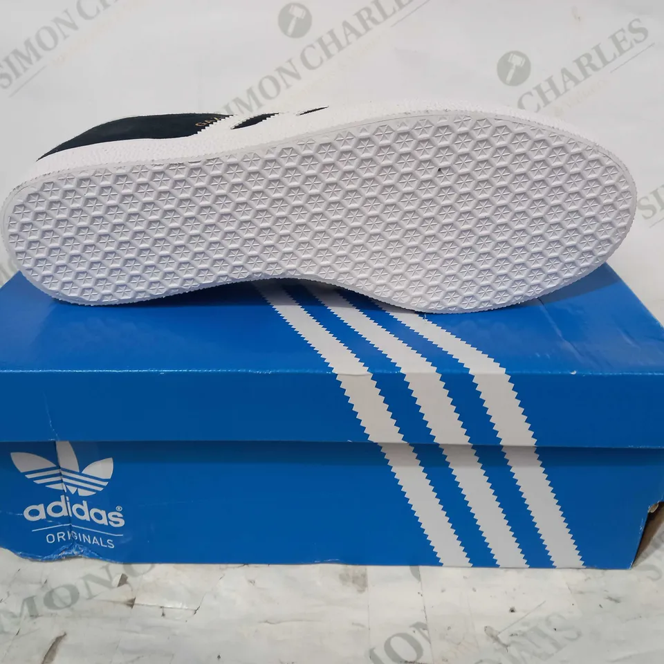 BOXED PAIR OF ADIDAS GAZELLE SHOES IN BLACK/WHITE UK SIZE 10