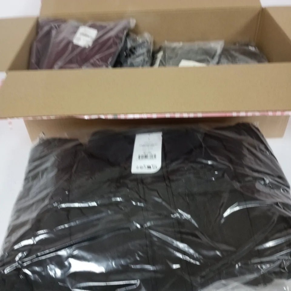 BOX OF APPROXIMATELY 9 ASSORTED CLOTHING ITEMS TO INCLUDE: PUFFER QUILTED VEST 